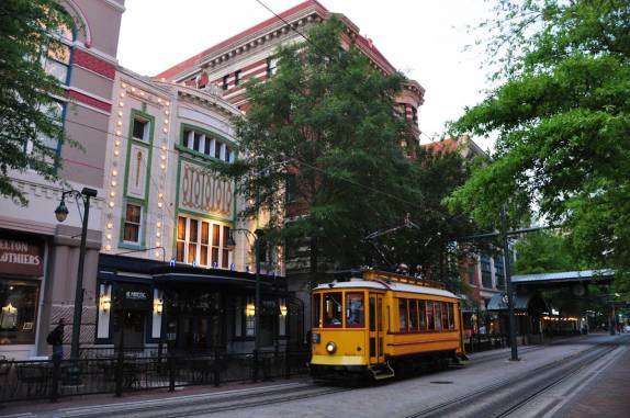 Bonde passa pela charmosa Main Street, em Memphis, no Tennessee - EUA